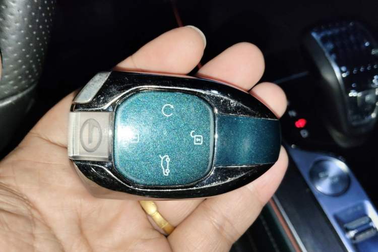 Used GAC Trumpchi GS8 2022 Linghang Series 2.0 TGDI Two-Wheel-Drive Luxury Smart Connectivity Version (7 Seats) Vehicle Key