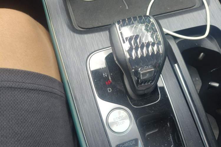 Used GAC Trumpchi GS8 2022 Linghang Series 2.0 TGDI Two-Wheel-Drive Luxury Smart Connectivity Version (7 Seats) Gear Lever
