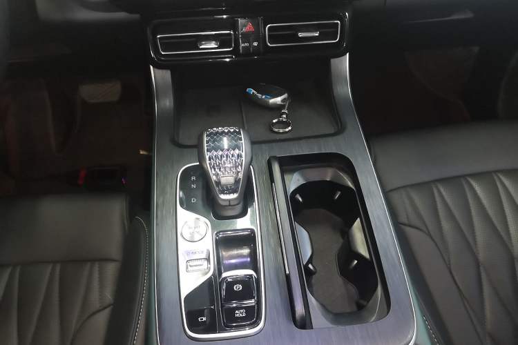 Used GAC Trumpchi GS8 2022 Flagship Series 2.0 TGDI Four-Wheel Drive Luxury Smart Connectivity Version (7 Seats) Gear Lever