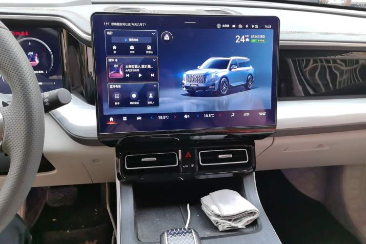 Used GAC Trumpchi GS8 2022 Flagship Series 2.0 TGDI Four-Wheel Drive Luxury Smart Connectivity Version (6 Seats) Audio And AC Panel