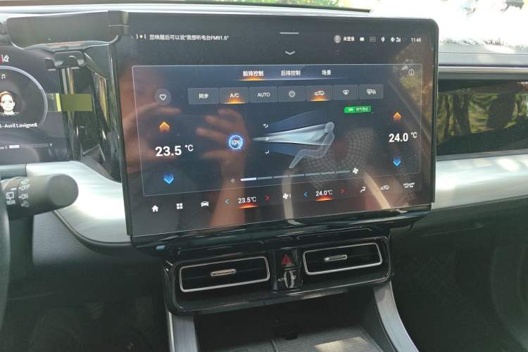 Used GAC Trumpchi GS8 2022 Linghang Series 2.0 TGDI Two-Wheel-Drive Luxury Smart Connectivity Version (7 Seats) Audio And AC Panel