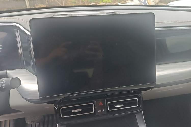 Used GAC Trumpchi GS8 2022 Linghang Series 2.0 TGDI Two-Wheel-Drive Luxury Smart Connectivity Version (7 Seats) Audio And AC Panel