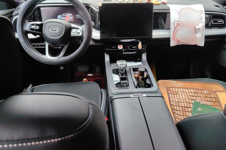 Used GAC Trumpchi GS8 2022 Linghang Series 2.0 TGDI Two-Wheel-Drive Luxury Smart Connectivity Version (7 Seats) Center Console