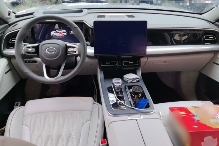 Used GAC Trumpchi GS8 2022 Flagship Series 2.0 TGDI Four-Wheel Drive Luxury Smart Connectivity Version (6 Seats) Center Console