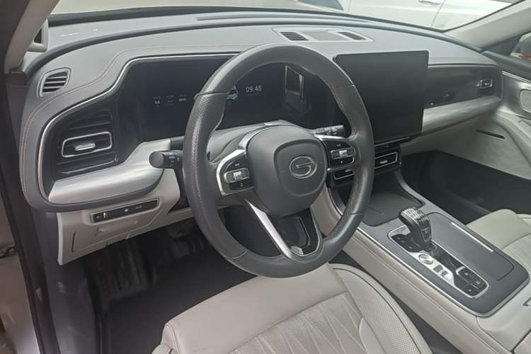 Used GAC Trumpchi GS8 2022 Linghang Series 2.0 TGDI Two-Wheel-Drive Luxury Smart Connectivity Version (7 Seats) Center Console