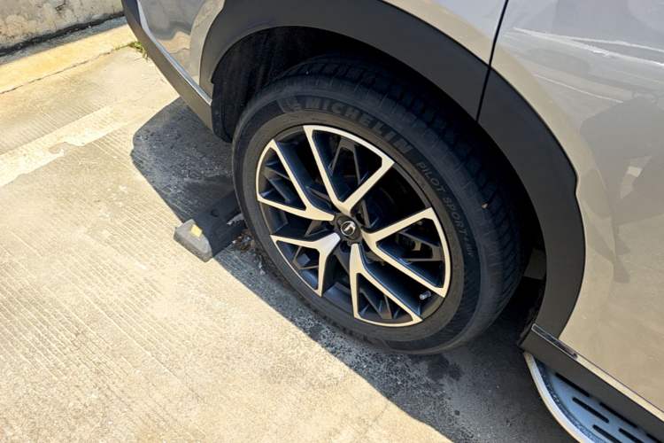 Used GAC Trumpchi GS8 2022 Linghang Series 2.0 TGDI Two-Wheel-Drive Luxury Smart Connectivity Version (7 Seats) Exterior 5