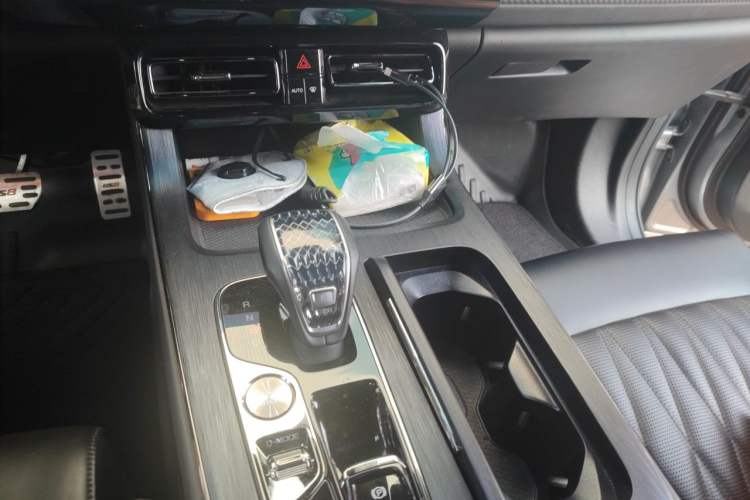 Used GAC Trumpchi GS8 2022 Dual-Engine Series 2.0TM Two-Wheel Drive Prestige Edition (7 Seats) Gear Lever