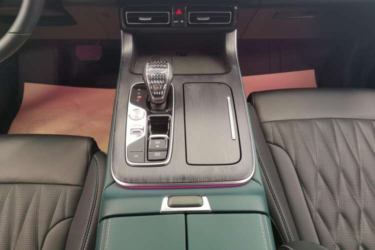 Used GAC Trumpchi GS8 2022 Linghang Series 2.0 TGDI Two-Wheel-Drive Luxury Smart Connectivity Version (7 Seats) Gear Lever