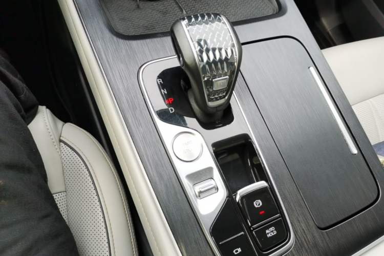Used GAC Trumpchi GS8 2022 Linghang Series 2.0 TGDI Two-Wheel-Drive Luxury Smart Connectivity Version (7 Seats) Gear Lever