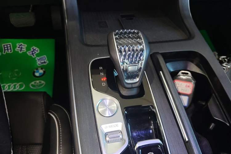 Used GAC Trumpchi GS8 2022 Linghang Series 2.0 TGDI Two-Wheel-Drive Luxury Smart Connectivity Version (7 Seats) Gear Lever