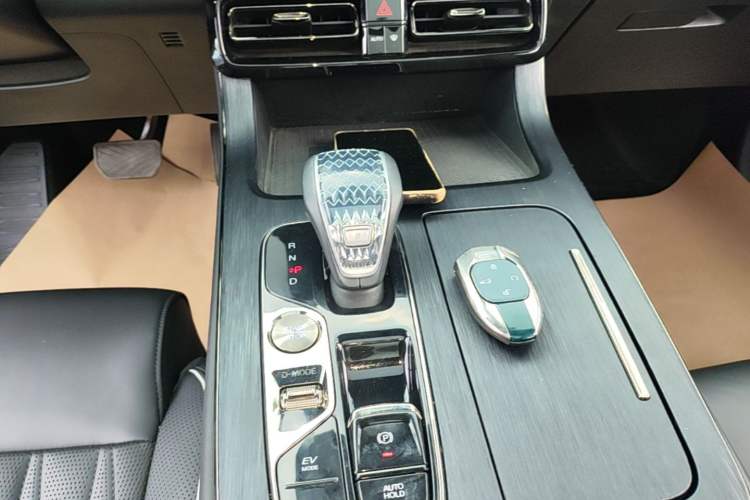 Used GAC Trumpchi GS8 2022 Double-Energy Series 2.0TM Two-Wheel Drive Prestige Edition (6 Seats) Gear Lever
