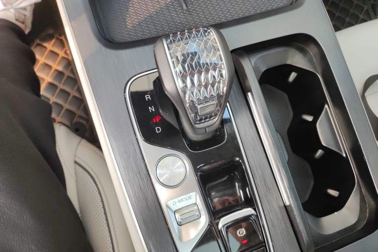 Used GAC Trumpchi GS8 2022 Linghang Series 2.0 TGDI Two-Wheel-Drive Luxury Smart Connectivity Version (7 Seats) Gear Lever