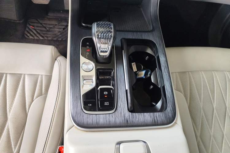 Used GAC Trumpchi GS8 2022 Linghang Series 2.0 TGDI Two-Wheel-Drive Luxury Smart Connectivity Version (7 Seats) Gear Lever