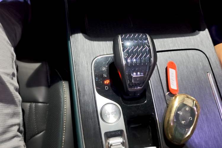 Used GAC Trumpchi GS8 2022 Linghang Series 2.0 TGDI Two-Wheel-Drive Luxury Smart Connectivity Version (7 Seats) Gear Lever