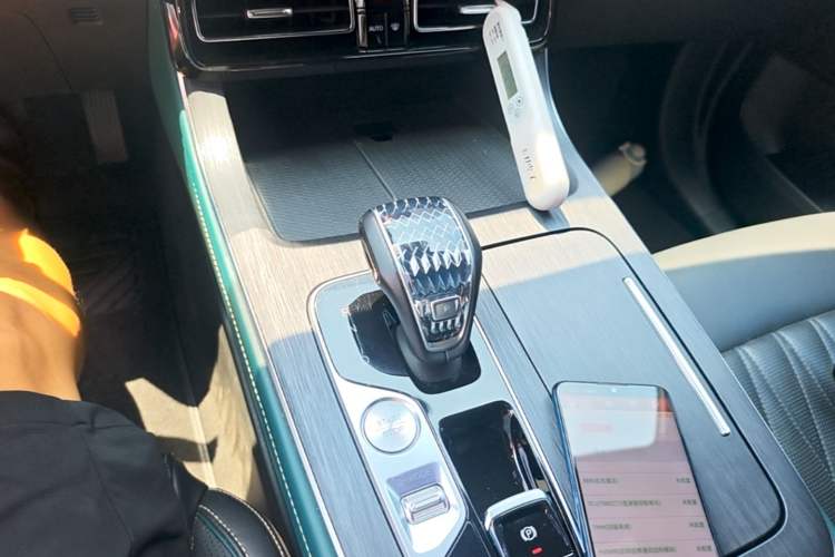 Used GAC Trumpchi GS8 2022 Linghang Series 2.0 TGDI Two-Wheel-Drive Luxury Smart Connectivity Version (7 Seats) Gear Lever