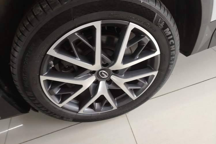 Used GAC Trumpchi GS8 2022 Flagship Series 2.0 TGDI Two-Wheel-Drive Prestige Edition (7 Seats) Left Front Wheel Hub