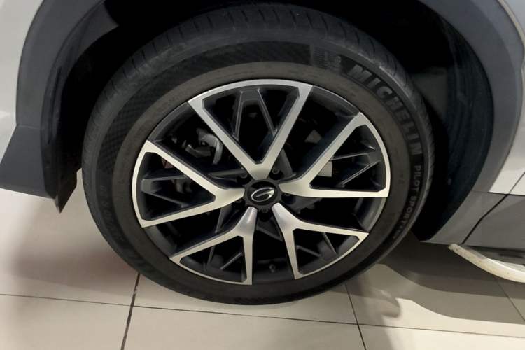 Used GAC Trumpchi GS8 2022 Linghang Series 2.0 TGDI Two-Wheel-Drive Luxury Smart Connectivity Version (7 Seats) Left Front Wheel Hub