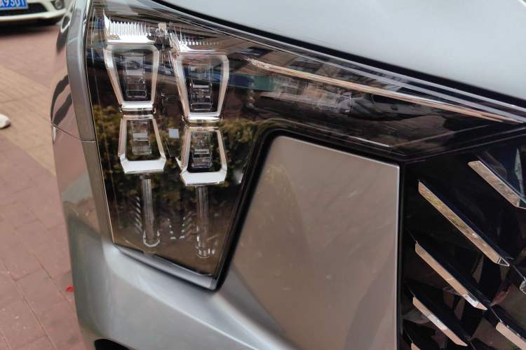 Used GAC Trumpchi GS8 2022 Linghang Series 2.0 TGDI Two-Wheel-Drive Luxury Smart Connectivity Version (7 Seats) Right Front Headlight