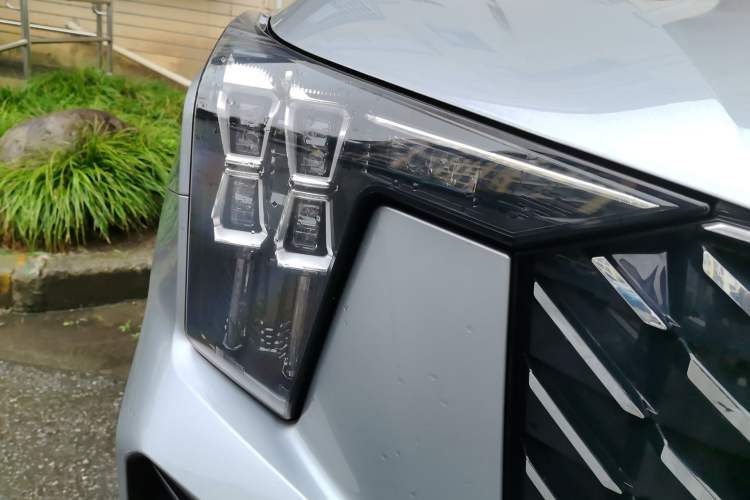 Used GAC Trumpchi GS8 2022 Flagship Series 2.0 TGDI Four-Wheel Drive Luxury Smart Connectivity Version (6 Seats) Right Front Headlight