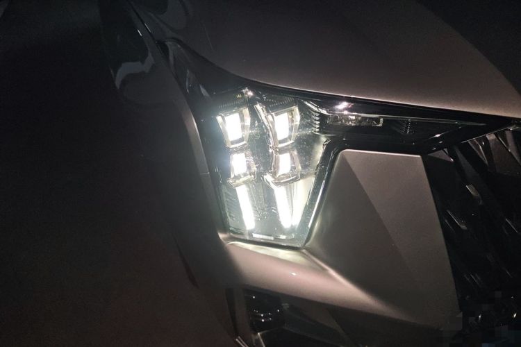 Used GAC Trumpchi GS8 2022 Dual-Engine Series 2.0TM Two-Wheel Drive Prestige Edition (7 Seats) Right Front Headlight
