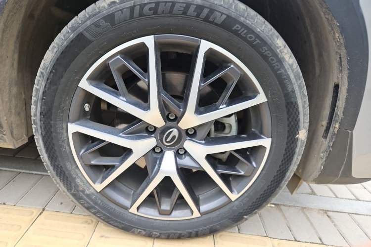 Used GAC Trumpchi GS8 2022 Linghang Series 2.0 TGDI Two-Wheel Drive Luxury Smart Connectivity Version (6 Seats) Right Front Wheel Hub