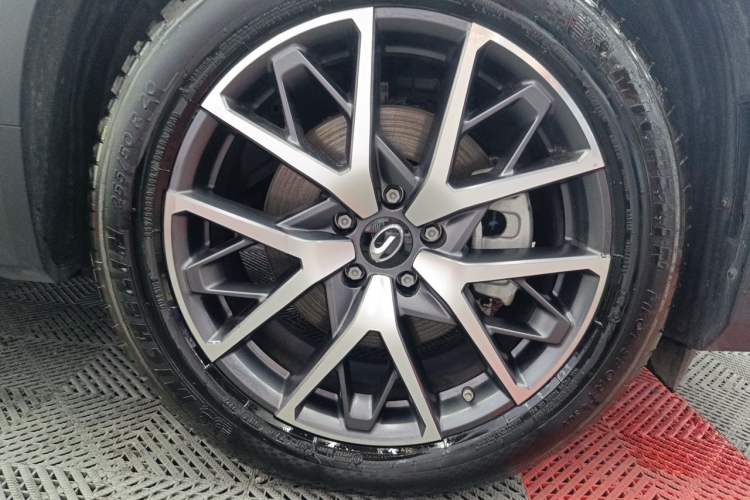 Used GAC Trumpchi GS8 2022 Flagship Series 2.0 TGDI Four-Wheel Drive Luxury Smart Connectivity Version (7 Seats) Right Front Wheel Hub