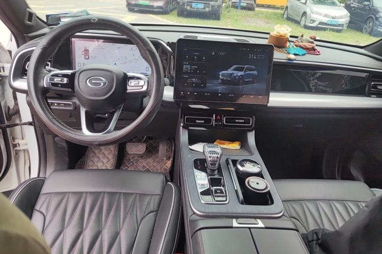 Used GAC Trumpchi GS8 2022 Linghang Series 2.0 TGDI Two-Wheel-Drive Luxury Smart Connectivity Version (7 Seats) Center Console