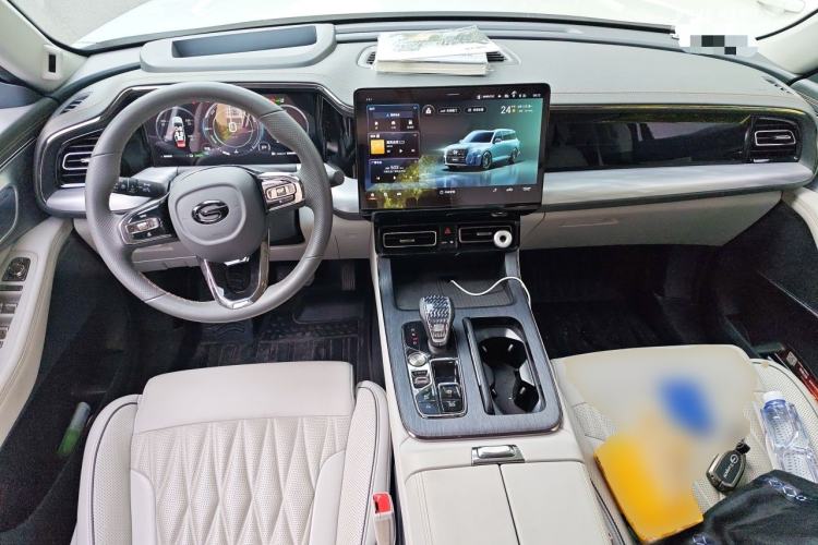 Used GAC Trumpchi GS8 2022 Dual-Engine Series 2.0TM Four-Wheel Drive Prestige Edition (6 Seats) Center Console