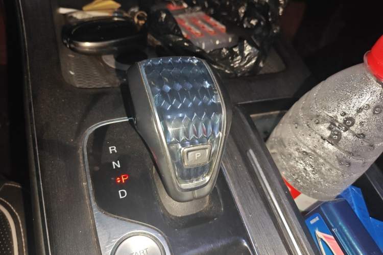 Used GAC Trumpchi GS8 2022 Linghang Series 2.0 TGDI Two-Wheel-Drive Luxury Smart Connectivity Version (7 Seats) Gear Lever