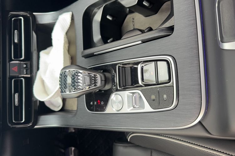 Used GAC Trumpchi GS8 2022 Linghang Series 2.0 TGDI Two-Wheel-Drive Luxury Smart Connectivity Version (7 Seats) Gear Lever