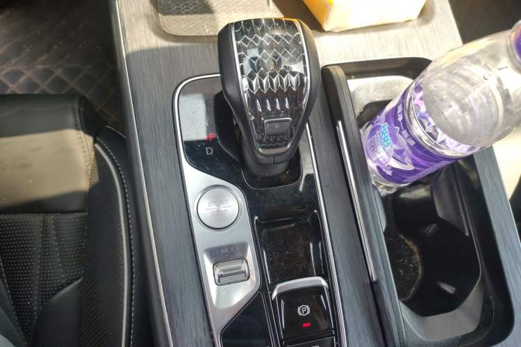 Used GAC Trumpchi GS8 2022 Flagship Series 2.0 TGDI Four-Wheel Drive Luxury Smart Connectivity Version (7 Seats) Gear Lever