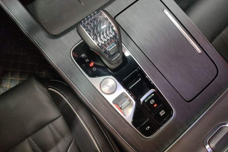 Used GAC Trumpchi GS8 2022 Linghang Series 2.0 TGDI Two-Wheel-Drive Luxury Smart Connectivity Version (7 Seats) Gear Lever