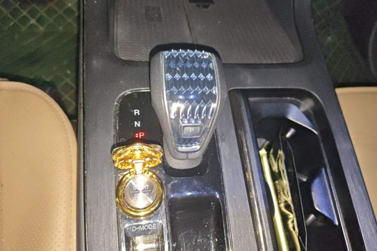 Used GAC Trumpchi GS8 2022 Dual-Engine Series 2.0TM Two-Wheel Drive Prestige Edition (7 Seats) Gear Lever