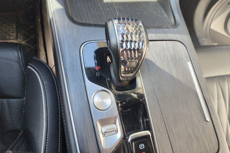 Used GAC Trumpchi GS8 2022 Linghang Series 2.0 TGDI Two-Wheel-Drive Luxury Smart Connectivity Version (7 Seats) Gear Lever