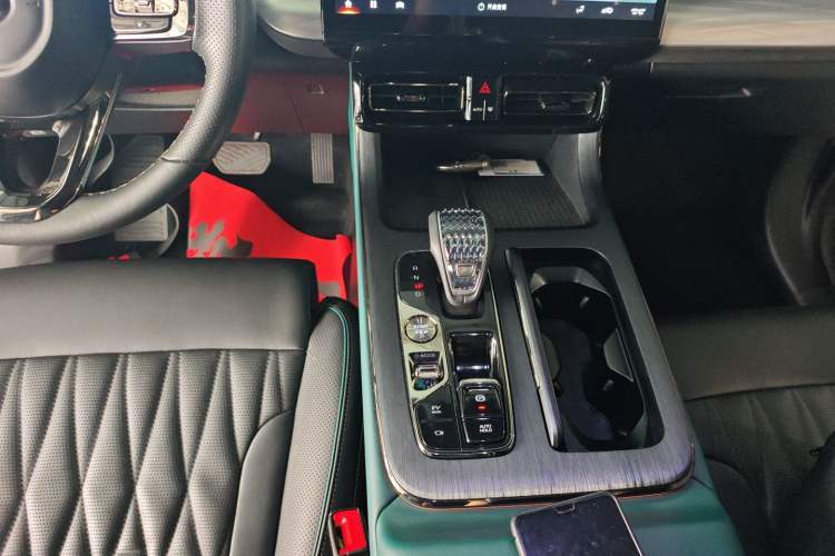 Used GAC Trumpchi GS8 2022 Dual-Engine Series 2.0TM Two-Wheel Drive Prestige Edition (7 Seats) Gear Lever