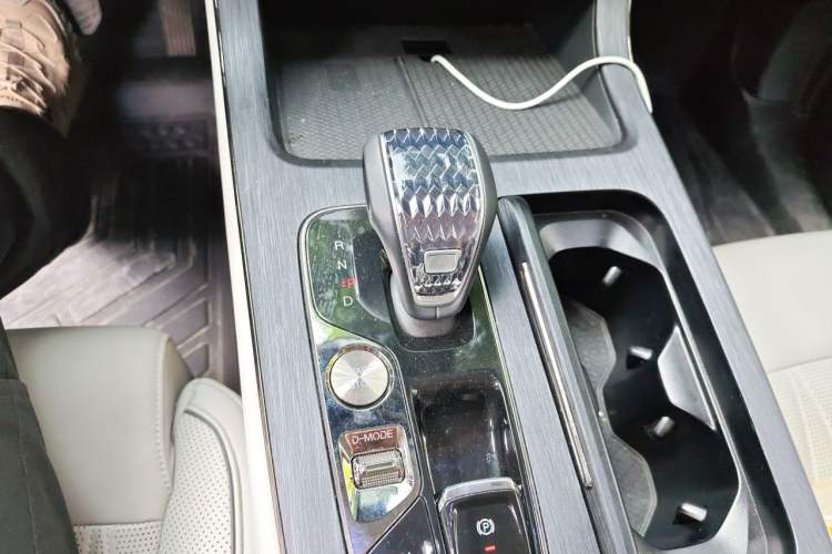 Used GAC Trumpchi GS8 2022 Dual-Engine Series 2.0TM Four-Wheel Drive Prestige Edition (6 Seats) Gear Lever