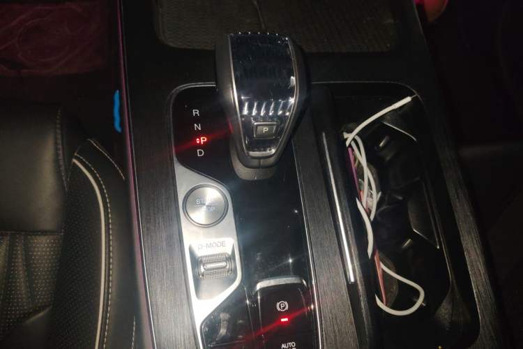 Used GAC Trumpchi GS8 2022 Linghang Series 2.0 TGDI Two-Wheel-Drive Luxury Smart Connectivity Version (7 Seats) Gear Lever