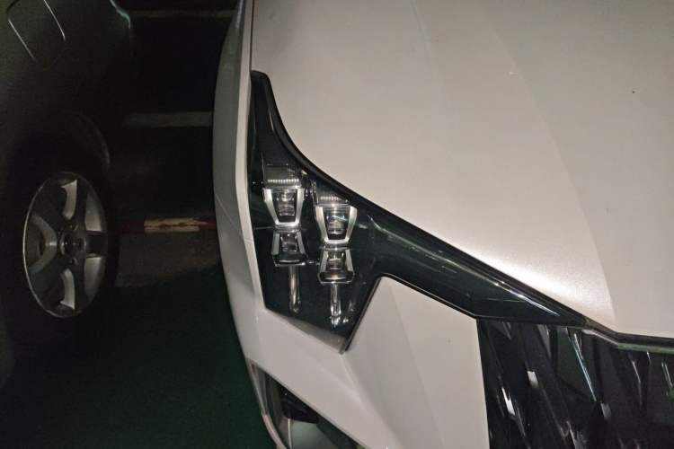 Used GAC Trumpchi GS8 2022 Dual-Engine Series 2.0TM Two-Wheel Drive Prestige Edition (7 Seats) Right Front Headlight