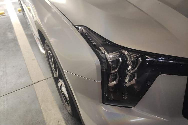 Used GAC Trumpchi GS8 2022 Linghang Series 2.0 TGDI Two-Wheel-Drive Luxury Smart Connectivity Version (7 Seats) Right Front Headlight