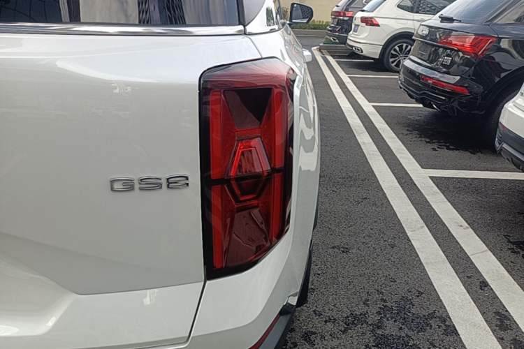 Used GAC Trumpchi GS8 2022 Linghang Series 2.0 TGDI Two-Wheel-Drive Luxury Smart Connectivity Version (7 Seats) Right Rear Taillight