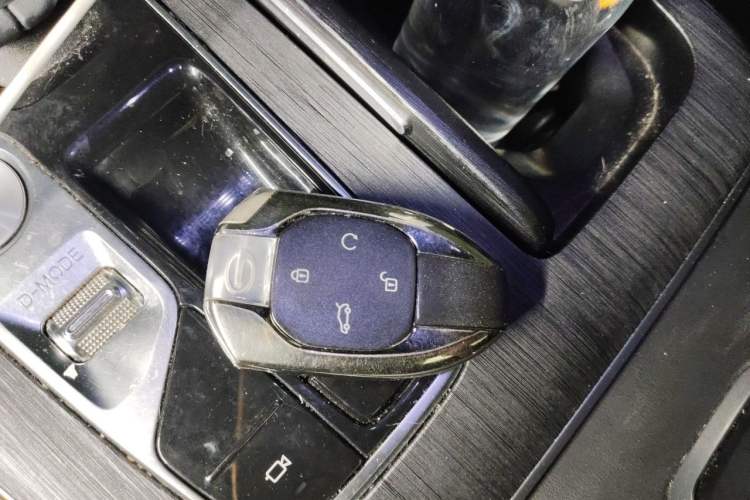 Used GAC Trumpchi GS8 2022 Linghang Series 2.0 TGDI Two-Wheel-Drive Luxury Smart Connectivity Version (7 Seats) Vehicle Key