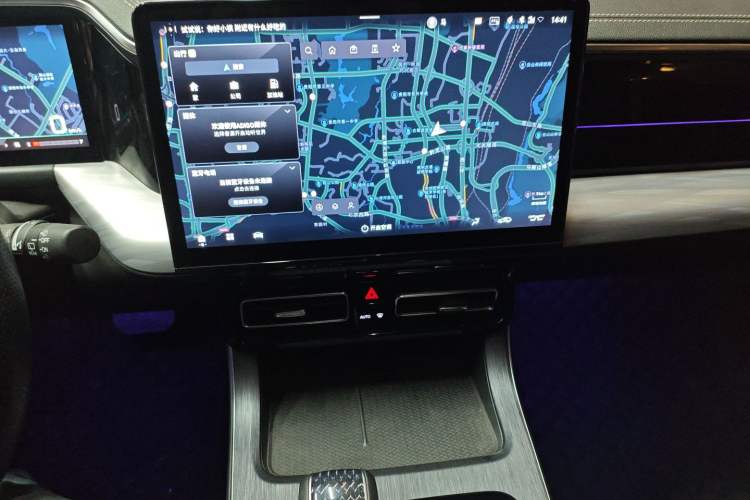 Used GAC Trumpchi GS8 2024 Linghang Series 2.0 TGDI Two-Wheel Drive Luxury Smart Connectivity Version Audio And AC Panel