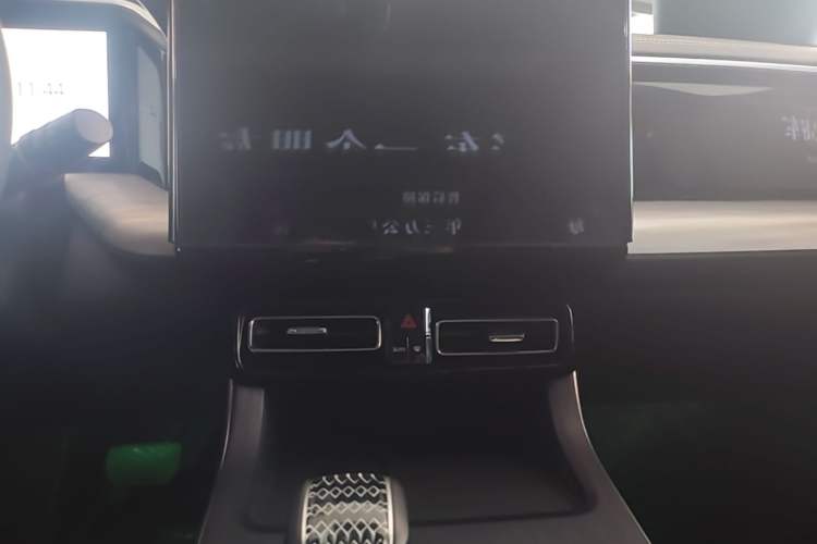 Used GAC Trumpchi GS8 2024 Linghang Series 2.0 TGDI Two-Wheel Drive Luxury Smart Connectivity Version Audio And AC Panel