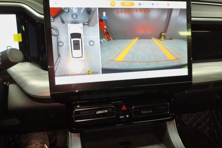 Used GAC Trumpchi GS8 2024 Linghang Series 2.0 TGDI Two-Wheel Drive Luxury Smart Connectivity Version Audio And AC Panel