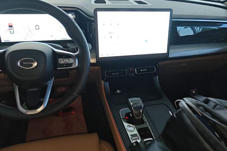 Used GAC Trumpchi GS8 2024 Linghang Series 2.0 TGDI Two-Wheel Drive Luxury Smart Connectivity Version Audio And AC Panel