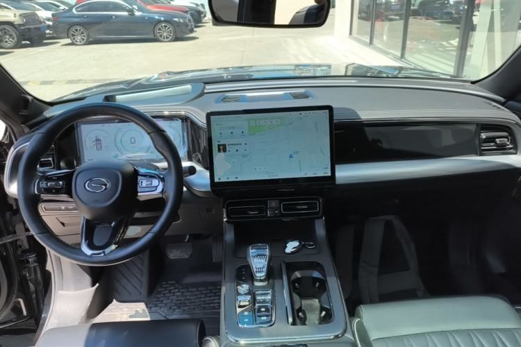 Used GAC Trumpchi GS8 2024 Dual-Motor Series 2.0TM Two-Wheel Drive Premium Edition Center Console