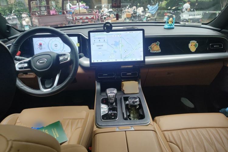 Used GAC Trumpchi GS8 2024 Linghang Series 2.0 TGDI Two-Wheel Drive Luxury Smart Connectivity Version Center Console
