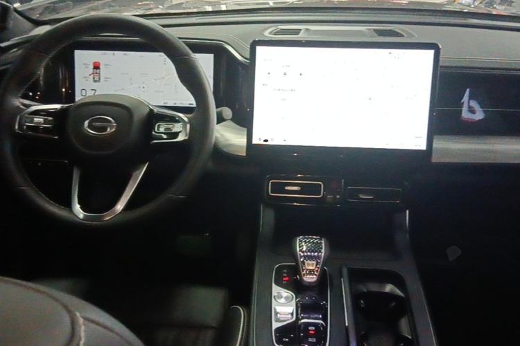 Used GAC Trumpchi GS8 2024 Linghang Series 2.0 TGDI Two-Wheel Drive Luxury Smart Connectivity Version Center Console