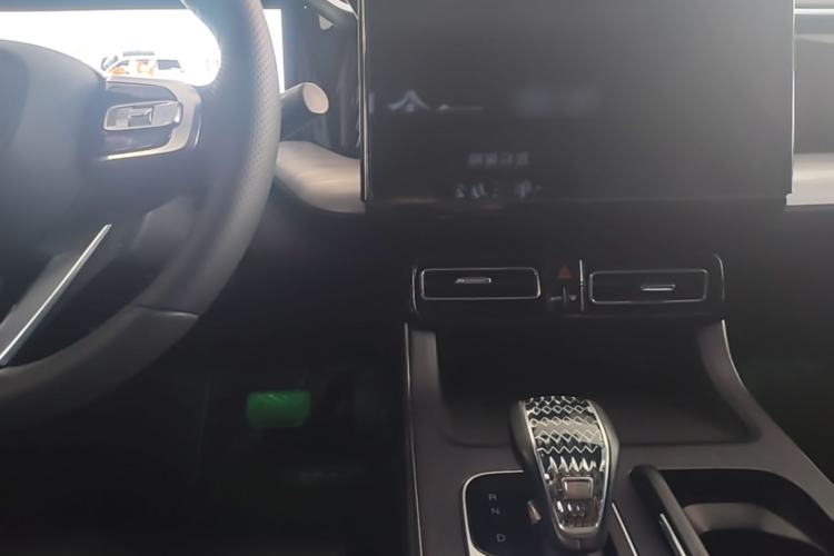 Used GAC Trumpchi GS8 2024 Linghang Series 2.0 TGDI Two-Wheel Drive Luxury Smart Connectivity Version Center Console
