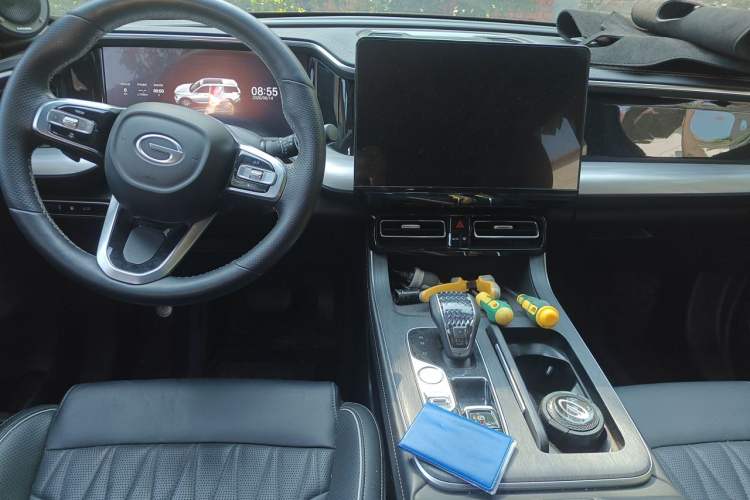 Used GAC Trumpchi GS8 2024 Linghang Series 2.0 TGDI Two-Wheel Drive Luxury Smart Connectivity Version Center Console